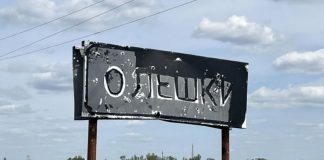 Олешки готують до евакуації: американці спостерігатимуть за місією Пошкоджений обстрілами дорожній знак на в'їзді до тимчасово окупованого міста Олешки Херсонської області