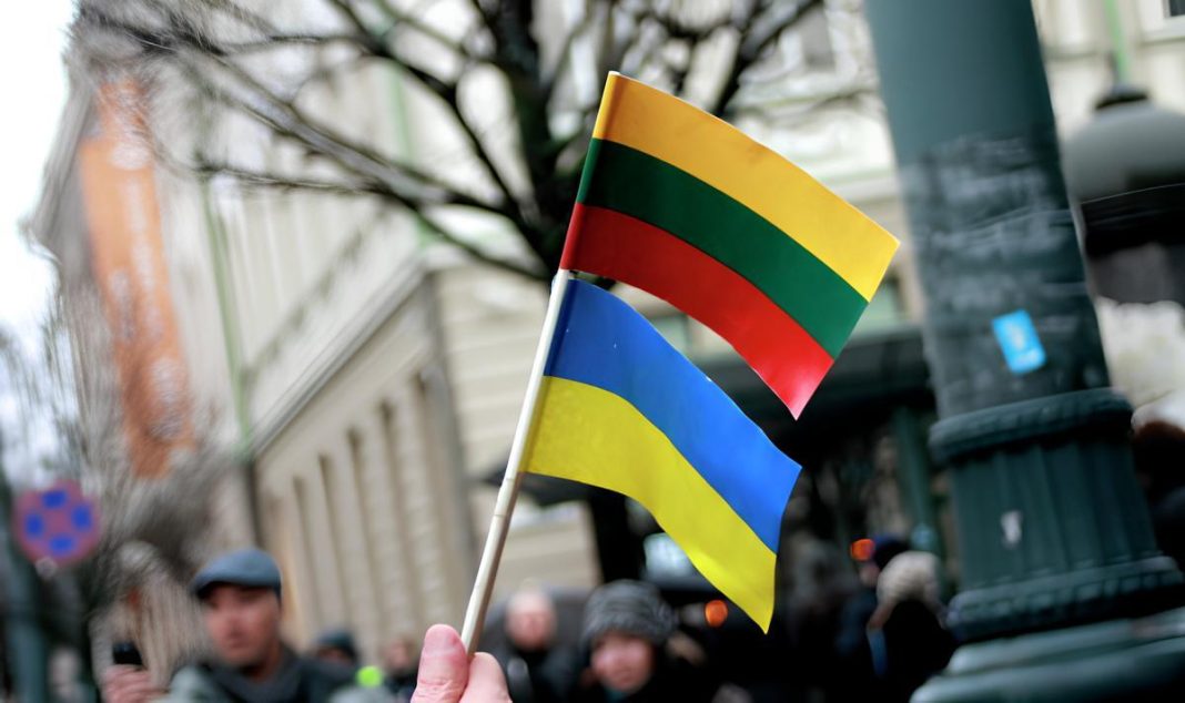 Прапори Литви та України Прапори Литви та України в руках
