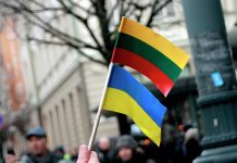Lithuania has extended temporary protection for Ukrainians until 4 March 2028 The flags of Lithuania and Ukraine in their hands