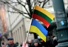 Литва продовжила тимчасовий захист українців до 4 березня 2028 року Прапори Литви та України в руках