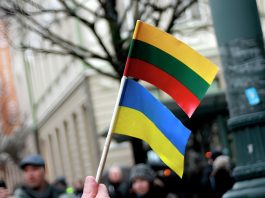 Литва продовжила тимчасовий захист українців до 4 березня 2028 року Прапори Литви та України в руках