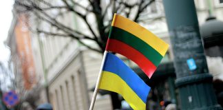 Lithuania has extended temporary protection for Ukrainians until 4 March 2028 The flags of Lithuania and Ukraine in their hands