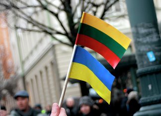 Литва продовжила тимчасовий захист українців до 4 березня 2028 року Прапори Литви та України в руках