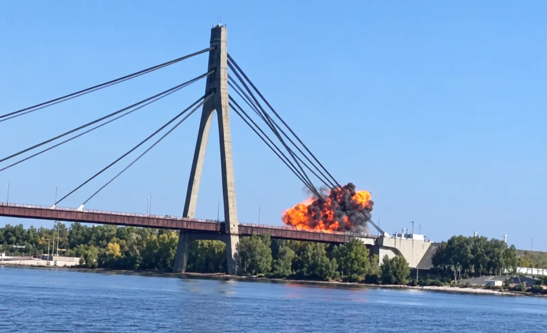 Вибух на Північному мосту в Києві після влучання реактивного російського БпЛА