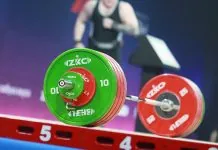 Росія отримала право провести чемпіонат світу з важкої атлетики у 2030 році Штанга з кольоровими дисками на помості під час міжнародних змагань із важкої атлетики
