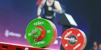 Росія отримала право провести чемпіонат світу з важкої атлетики у 2030 році Штанга з кольоровими дисками на помості під час міжнародних змагань із важкої атлетики