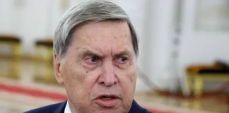 Помічник президента Росії Юрій Ушаков, який 25 жовтня 2026 року заявив про готовність Москви відновити переговори з Україною та США.
