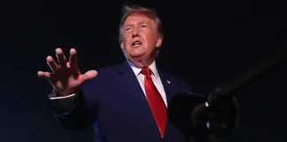 Дональд Трамп наполягає на припиненні українських ударів по російських НПЗ
