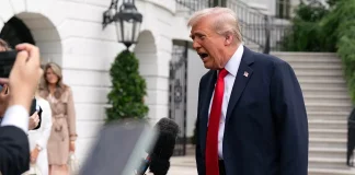 «Соціологи корумповані»: Трамп відреагував на падіння підтримки Президент США спілкується з журналістами біля Білого дому