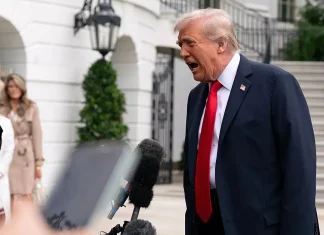 «Соціологи корумповані»: Трамп відреагував на падіння підтримки Президент США спілкується з журналістами біля Білого дому