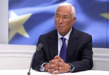 Президент Європейської ради Антоніу Кошта під час інтерв’ю на тлі прапора Європейського Союзу.