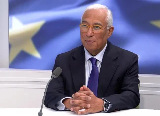 ЄС готовий надати Україні €46,7 млрд: Кошта назвав строки рішення Президент Європейської ради Антоніу Кошта під час інтерв’ю на тлі прапора Європейського Союзу.