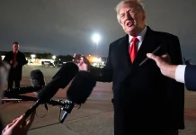 Президент США Дональд Трамп спілкується з журналістами