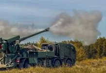 269 боїв за добу: Генштаб назвав найгарячіші напрямки фронту Українська самохідна артилерійська установка на колісному шасі веде вогонь із польової позиції.