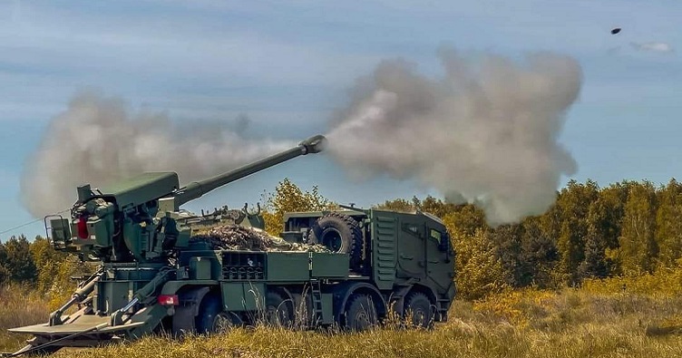 174590 Українська самохідна артилерійська установка на колісному шасі веде вогонь із польової позиції.