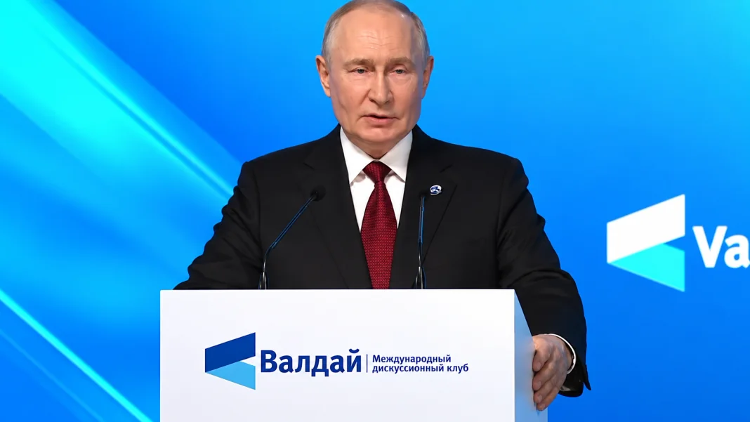 Путін під час виступу Володимир Путін під час виступу на засіданні дискусійного клубу «Валдай» 1 жовтня 2026 року