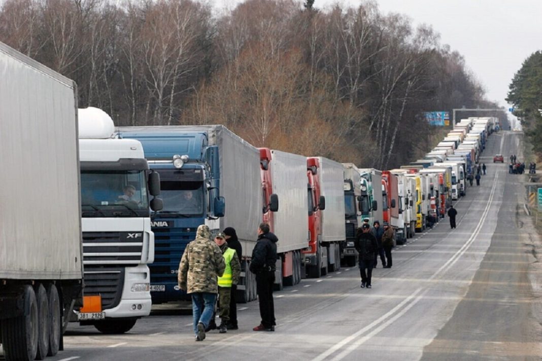 194426-1_large A long queue of lorries on the road near the Ukrainian-Polish border