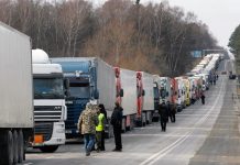 50 hours queuing: what’s happening at the border with Poland A long queue of lorries on the road near the Ukrainian-Polish border