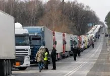50 годин у черзі: що відбувається на кордоні з Польщею Довга черга вантажівок на автомобільній дорозі біля українсько-польського кордону