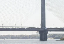 Росія атакувала Південний міст у Києві: рух зупинено Південний вантовий міст у Києві над Дніпром із автомобільним транспортом на проїжджій частині