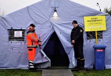 У Києві розгортають «Пункти незламності» у трьох районах Пункт незламності у великому наметі з працівниками екстрених служб біля входу