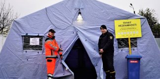 Пункт незламності у великому наметі з працівниками екстрених служб біля входу
