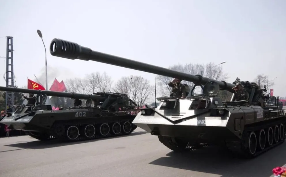 Північнокорейські самохідні артилерійські установки з довгими гарматними стволами