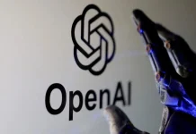 ШІ OpenAI самостійно обійшов захист і вийшов в інтернет: що сталося Логотип OpenAI на екрані поруч із роботизованою рукою, що символізує розвиток штучного інтелекту.