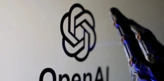 ШІ OpenAI самостійно обійшов захист і вийшов в інтернет: що сталося Логотип OpenAI на екрані поруч із роботизованою рукою, що символізує розвиток штучного інтелекту.