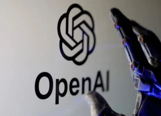 ШІ OpenAI самостійно обійшов захист і вийшов в інтернет: що сталося Логотип OpenAI на екрані поруч із роботизованою рукою, що символізує розвиток штучного інтелекту.