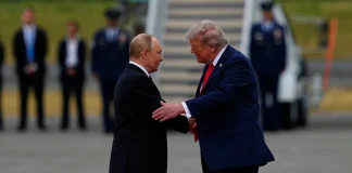 Трамп намагається змусити Україну капітулювати — The Atlantic Дональд Трамп і Володимир Путін під час зустрічі