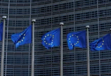Єврокомісія хоче зменшити роль вето у розширенні ЄС Прапори Європейського Союзу