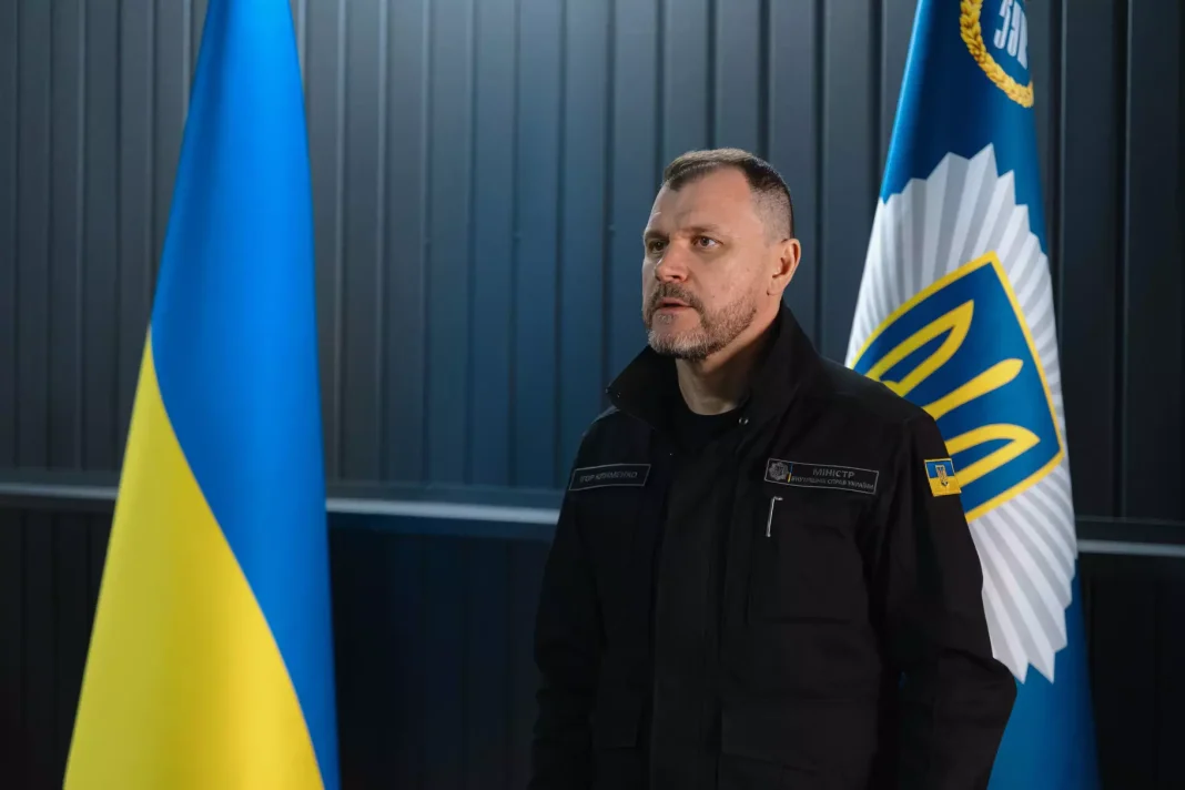 2l4a9833.jpg Ігор Клименко на тлі прапора України та символіки МВС