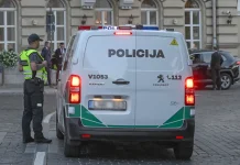 A man has been stabbed to death in Bratislava: the police are searching for two Ukrainians A police car and police officers in Bratislava