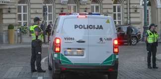 Поліцейський автомобіль та правоохоронці в Братиславі