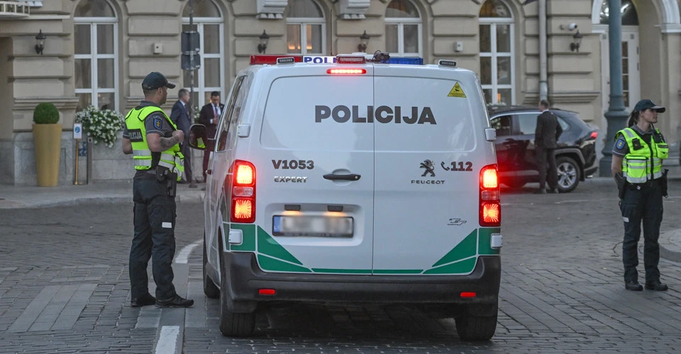 336275_lithuanian-police_gettyimages_new_960x380_0 Поліцейський автомобіль та правоохоронці в Братиславі