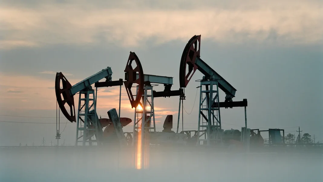 Нафтовидобувні установки на родовищі під час заходу сонця — світова паливна криза 2026 року, зростання цін на нафту та дизельне пальне.