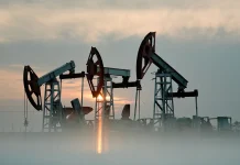 Світ втрачає нафтові запаси: чому пальне дорожчає і що чекає Україну Нафтовидобувні установки на родовищі під час заходу сонця — світова паливна криза 2026 року, зростання цін на нафту та дизельне пальне.
