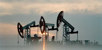 Нафтовидобувні установки на родовищі під час заходу сонця — світова паливна криза 2026 року, зростання цін на нафту та дизельне пальне.