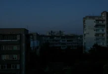 У Києві почалися раптові відключення: Lavina Mall залишився без світла ALT: Житлові будинки Києва без світла під час вечірнього відключення електроенергії