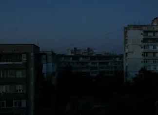У Києві почалися раптові відключення: Lavina Mall залишився без світла ALT: Житлові будинки Києва без світла під час вечірнього відключення електроенергії