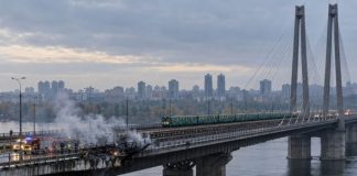 Мости Києва працюють по-новому: де діють обмеження У Києві змінили режим руху мостами під час тривог