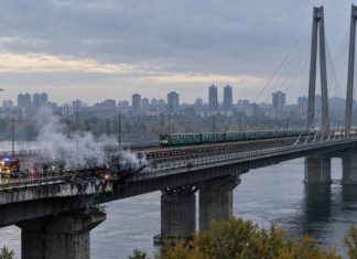 Мости Києва працюють по-новому: де діють обмеження У Києві змінили режим руху мостами під час тривог