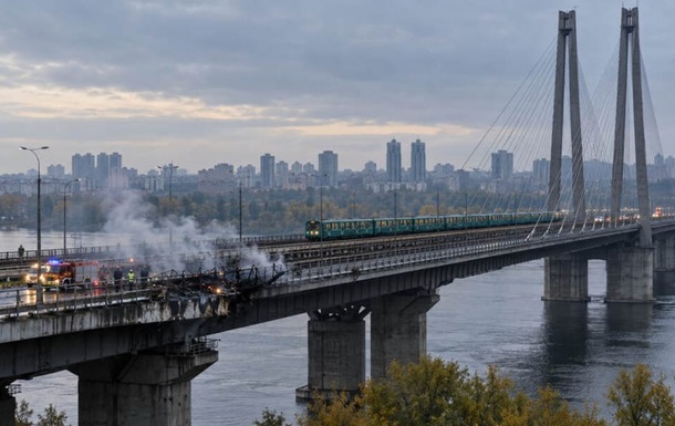 Мости Києва працюють по-новому: що перекривають під час тривоги У Києві змінили режим руху мостами під час тривог
