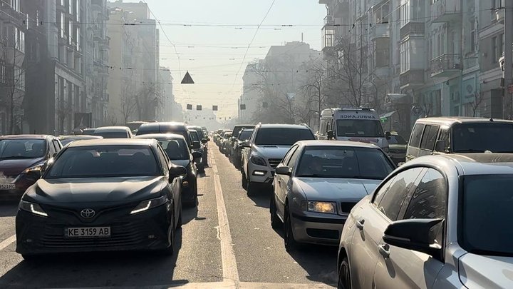 5151b9ea6e32714c Масштабний автомобільний затор на одній із вулиць Києва