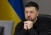 Зеленський вперше допустив гарантії безпеки для Росії Президент України Володимир Зеленський у чорній сорочці під час робочої наради на тлі українського прапора