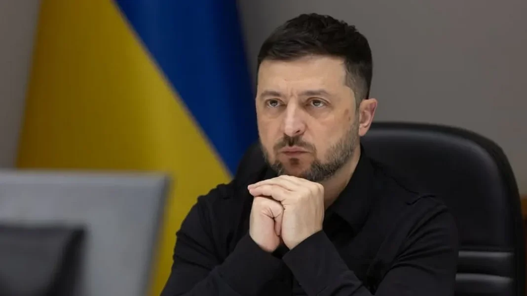579654160_1271412891682239_9219416308318401082_n Президент України Володимир Зеленський у чорній сорочці під час робочої наради на тлі українського прапора