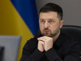 Зеленський вперше допустив гарантії безпеки для Росії Президент України Володимир Зеленський у чорній сорочці під час робочої наради на тлі українського прапора