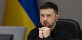 Зеленський вперше допустив гарантії безпеки для Росії Президент України Володимир Зеленський у чорній сорочці під час робочої наради на тлі українського прапора