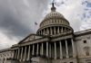 У Конгресі США намагаються заблокувати нафтову угоду Трампа з Путіним Купол і колонада Капітолію США з американським прапором